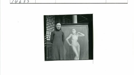 传统服饰女子与巨幅裸体画.jpg
