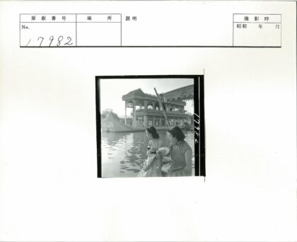 传统服饰女子与水上华建筑.jpg