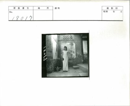 传统服饰女子与盆栽庭院.jpg
