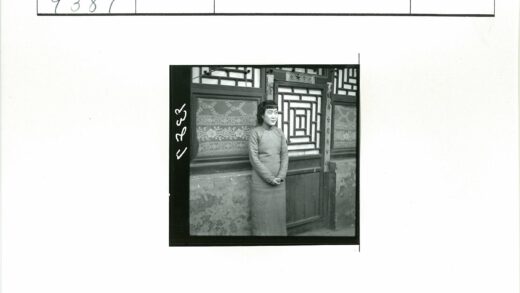 传统服饰女子与雕花木窗.jpg