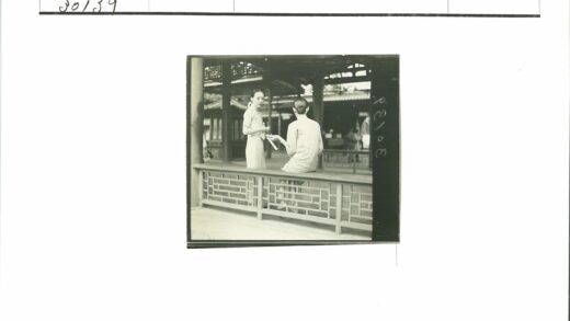 传统服饰女子古建交谈.jpg