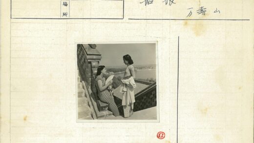 传统服饰女子观水景.jpg