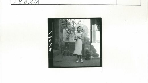 传统服饰女子院中撑伞.jpg