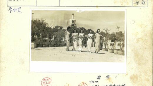 传统服饰妇女与佛塔风光.jpg