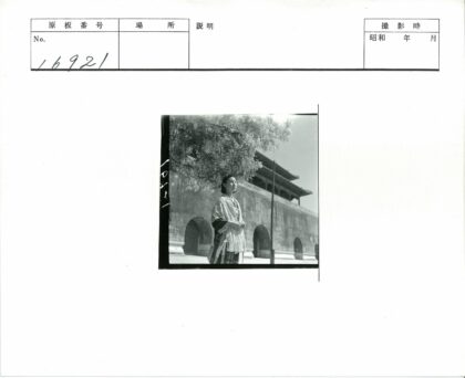 传统服饰妇女与古建拱门.jpg