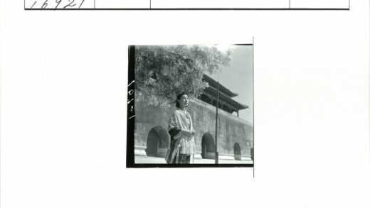 传统服饰妇女与古建拱门.jpg
