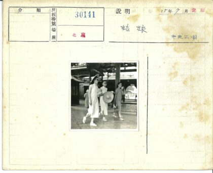 传统服饰妇女与古建筑.jpg