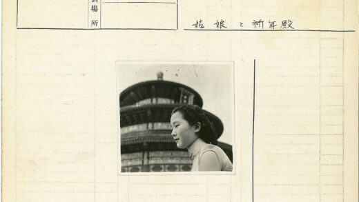 传统服饰妇女与宝塔.jpg