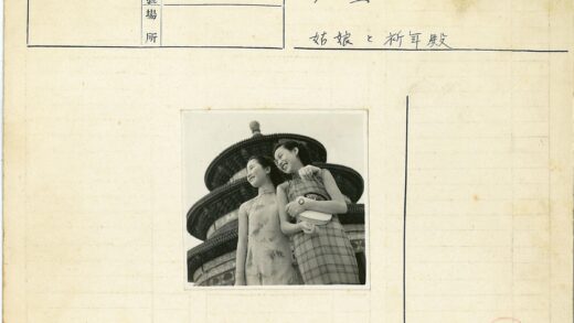 传统服饰妇女与宝塔.jpg