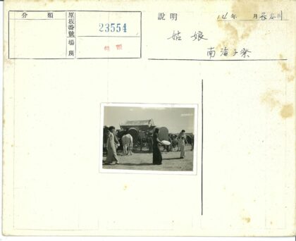 传统服饰妇女与牛车弧形建筑.jpg