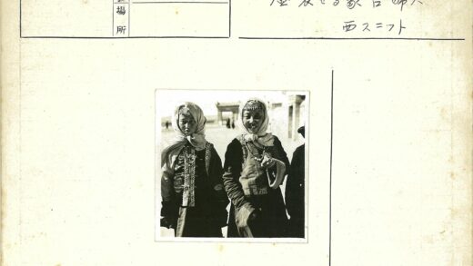 传统服饰妇女与背景建筑.jpg