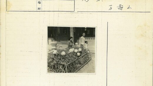 传统服饰妇女与花坛古建筑.jpg