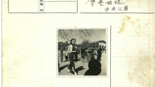 传统服饰妇女冬日公园漫步.jpg