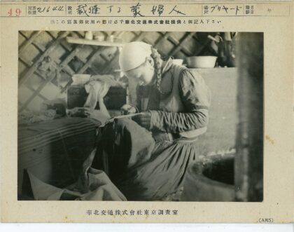 传统服饰妇女室内缝纫场景.jpg