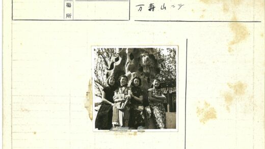传统服饰妇女岩层树木前合影.jpg