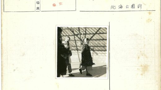传统服饰妇女户外交谈与行走.jpg