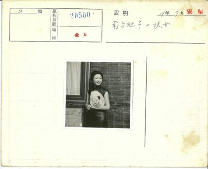 传统服饰妇女执扇窗边.jpg