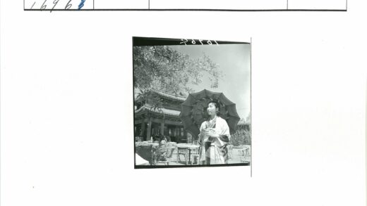 传统服饰妇女撑伞庭院景.jpg