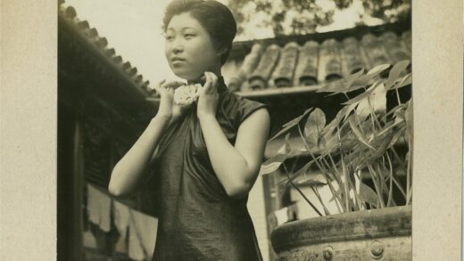 传统服饰妇女整理衣领盆栽背景.jpg