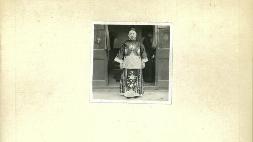 传统服饰妇女门口站立.jpg