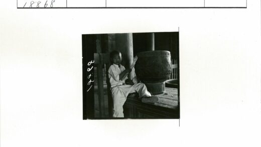传统服饰孩童与华丽容器.jpg