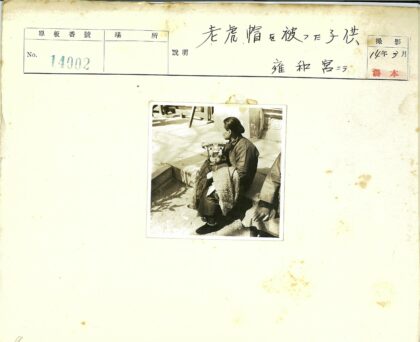 传统服饰孩童坐石阶.jpg