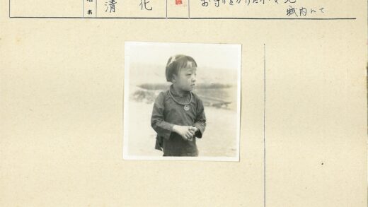 传统服饰孩童户外祈祷.jpg