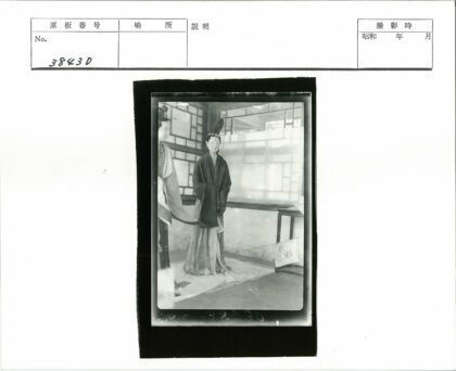传统服饰室内人物与图案墙.jpg
