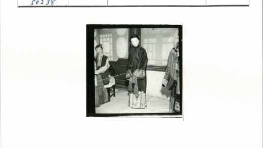 传统服饰室内人物场景.jpg