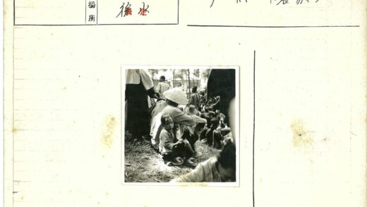 传统服饰家庭户外聚会.jpg