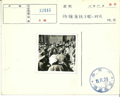 传统服饰宽檐帽历史建筑前合影.jpg