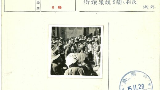 传统服饰宽檐帽历史建筑前合影.jpg