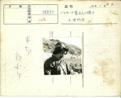 传统服饰山峦人物照.jpg