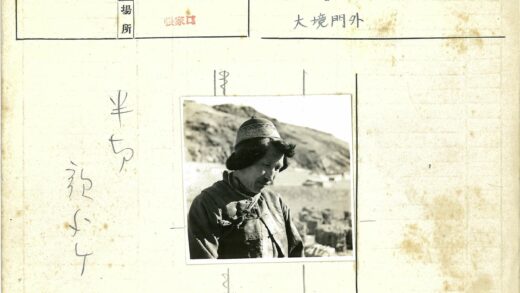 传统服饰山峦人物照.jpg
