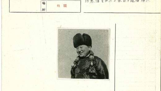 传统服饰微笑人像.jpg