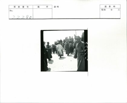 传统服饰户外沙地漫步.jpg