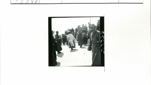 传统服饰户外沙地漫步.jpg