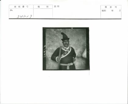 传统服饰持棍男子雕像.jpg