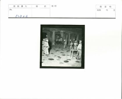 传统服饰持矛人群室内场景.jpg