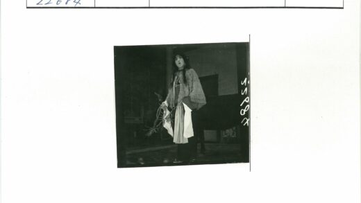 传统服饰持绳人室内照.jpg