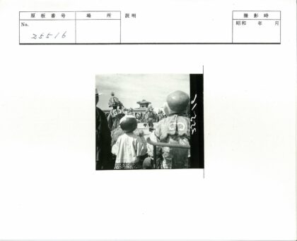 传统服饰文化表演历史建筑前.jpg