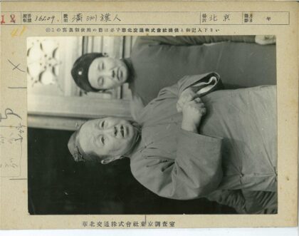传统服饰木制背景人物照.jpg