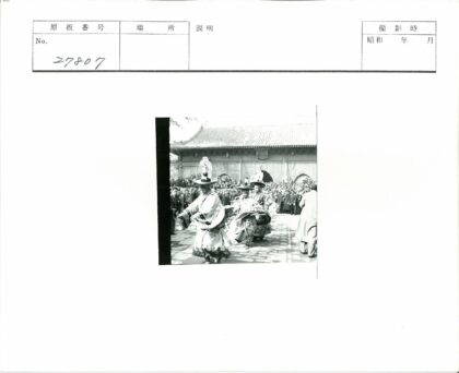 传统服饰游行与古建筑庆典.jpg