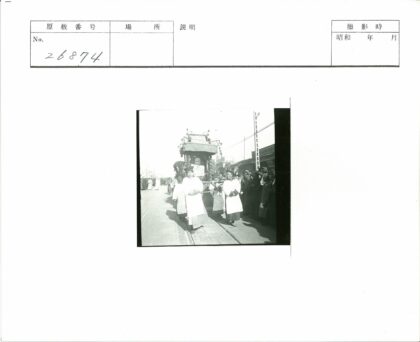传统服饰游行扛肖像雕塑.jpg