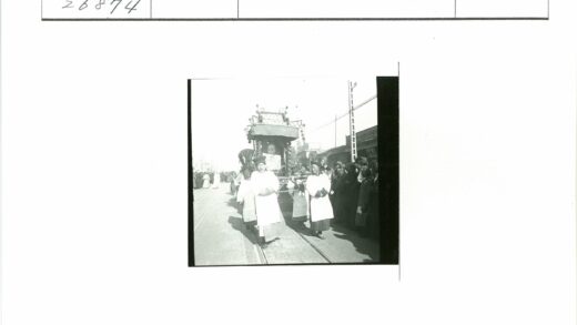 传统服饰游行扛肖像雕塑.jpg