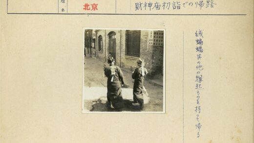 传统服饰漫步古巷.jpg
