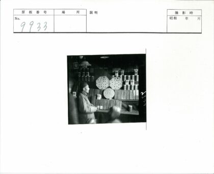 传统服饰男子与古典器物陈列.jpg
