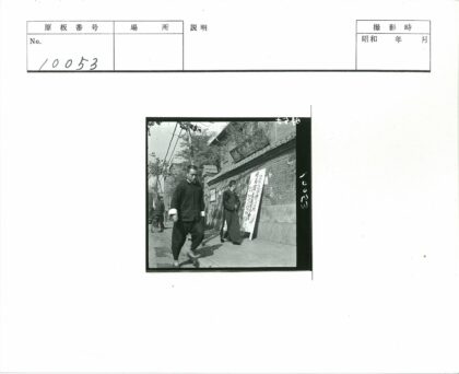 传统服饰男子与砖墙街景.jpg