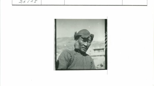 传统服饰男子与远山建筑.jpg