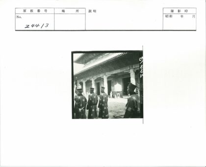 传统服饰男子与雕刻建筑.jpg
